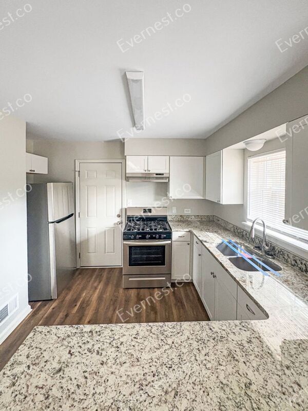Building Photo - 1560 Woodland Cir SE