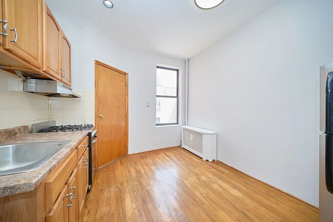 Building Photo - 501 1/2 W 43rd St