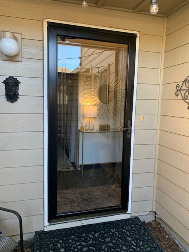 Foto del edificio - WELL MAINTAINED 2 BR, 2 BA TOWNHOME BY VAN MALL AREA!