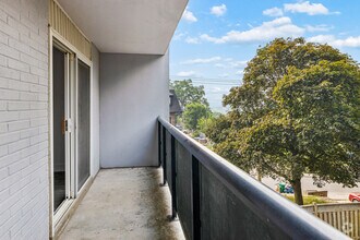 2BR, 1BA - 898SF - Balcony - 86 Cedar Street South