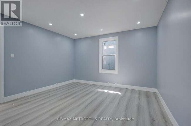 Building Photo - 161 Kenilworth Ave N