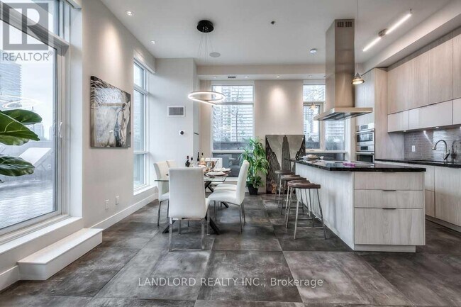 Building Photo - 318 Richmond St W