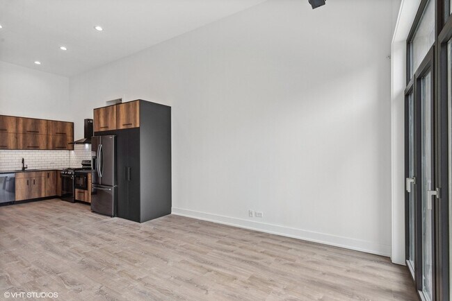 Foto del edificio - 3332 W Irving Park Rd