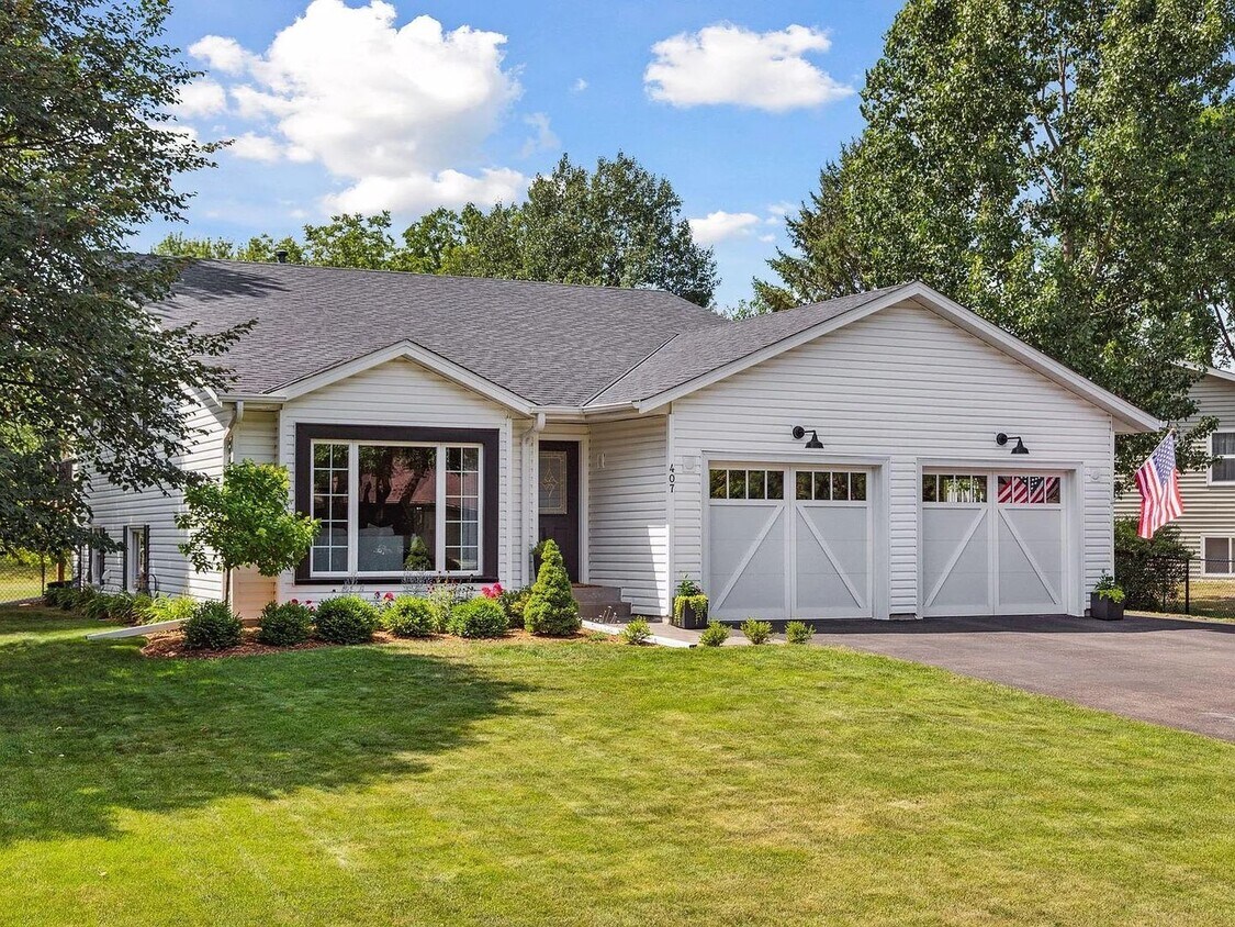 Primary Photo - Gorgeous 4 Bedroom in Desirable Mahtomedi ...