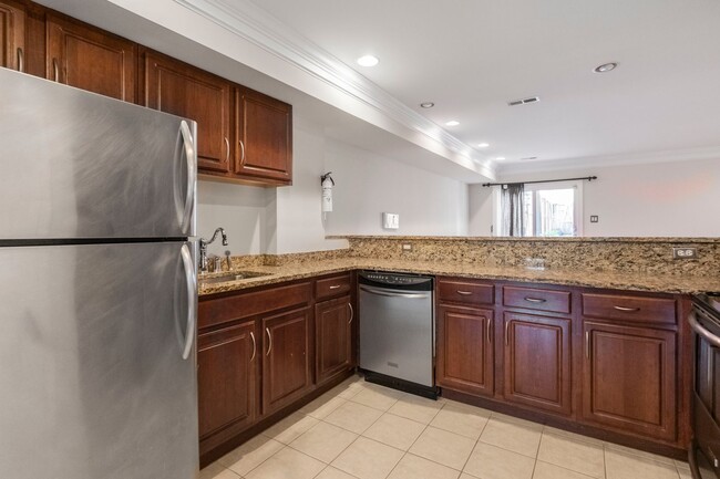 Building Photo - Stunning 2 BR/2.5 BA 2-Level Condo in Petw...