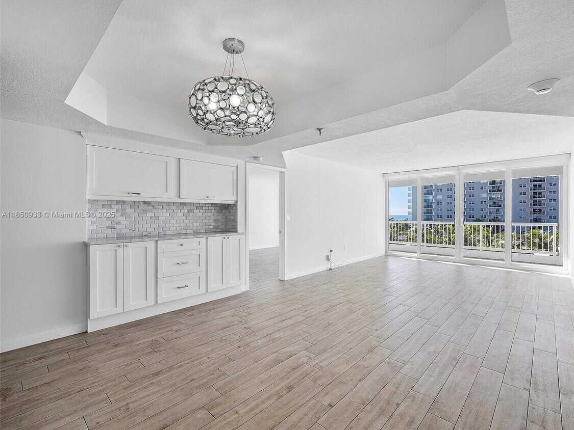 Foto principal - 9341 Collins Ave