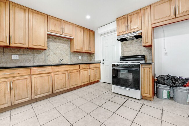 Building Photo - West Lancaster 4 bedroom available now!