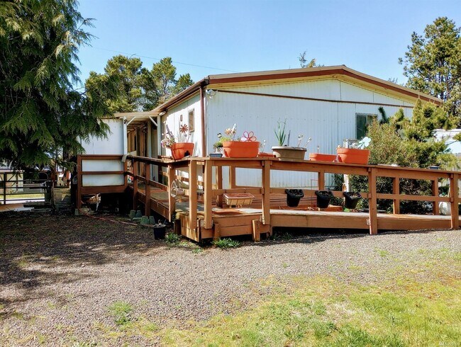 Building Photo - 3bd 1.75 ba Fenced Yard
