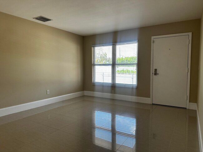 Foto del edificio - 3500 Lake Ave