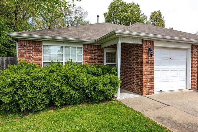 Building Photo - 2840 Wildwood Dr