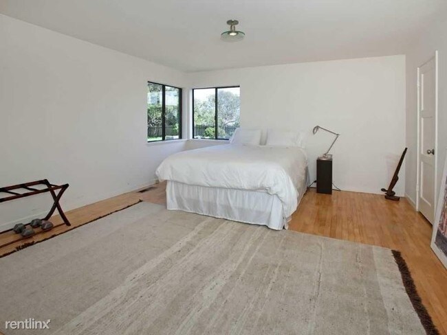 Building Photo - 5 br, 2.5 bath House - 355 Mcchristian Ave
