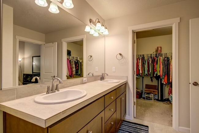 Building Photo - Sequoia Village Townhome-3 Bd/2.5 Ba-Blt.2016