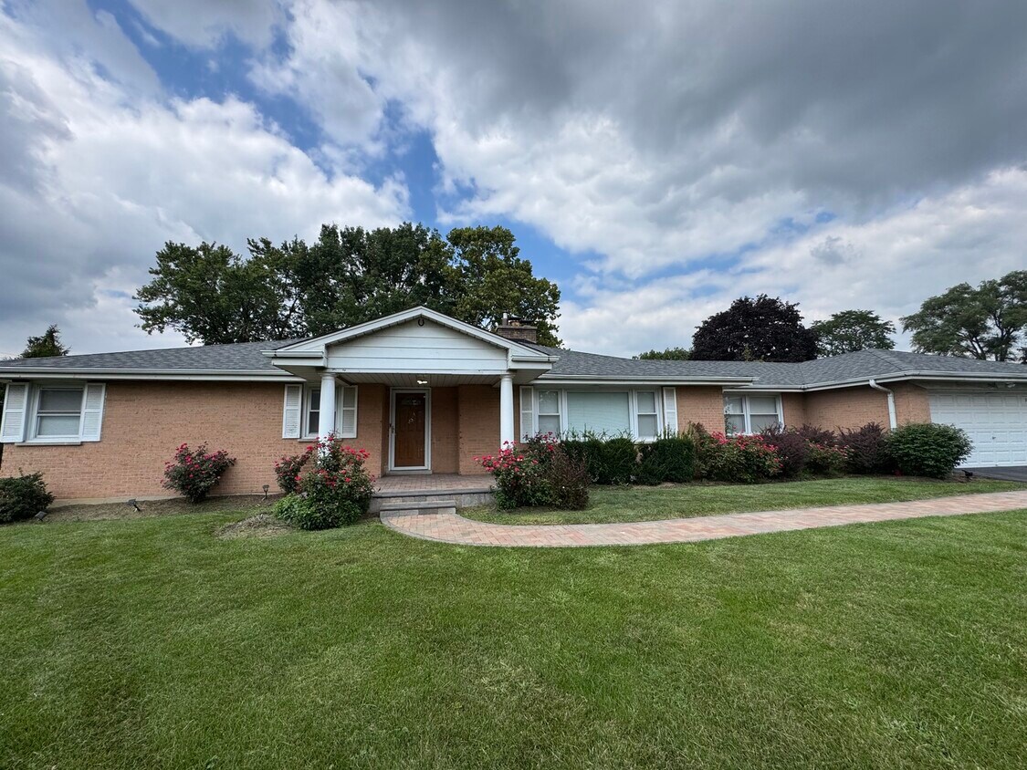 Foto principal - 7450 Webster St