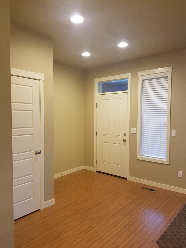 Building Photo - Great town home in perfect location!!!