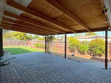 Patio recién renovado con adoquines. - 27596 La Porte Ave