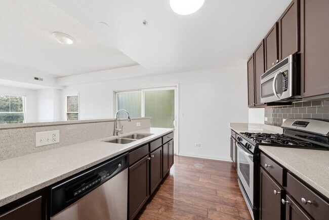 Building Photo - 125 Lakeview Dr