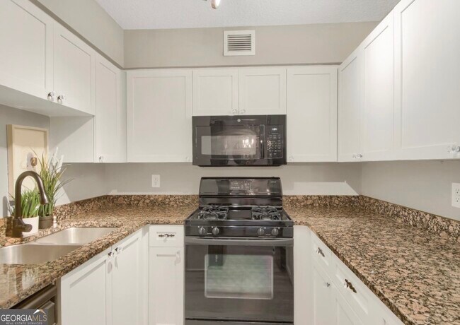 Foto del edificio - 2479 Peachtree Rd NE