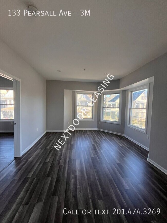 Foto del edificio - 133 Pearsall Ave