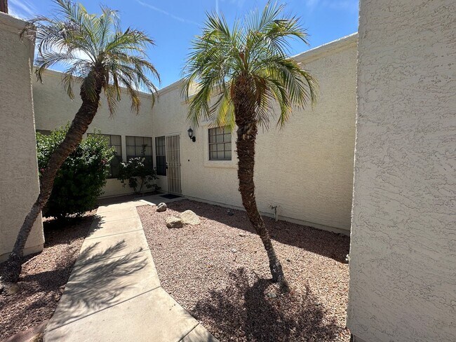 Building Photo - Beautifully maintained 3BR/2BA single-leve...