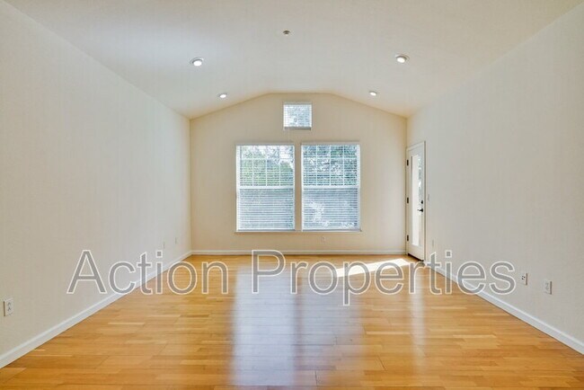 Building Photo - 604 S Fair Oaks Ave