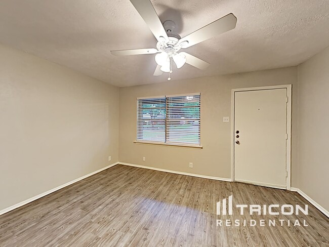 Building Photo - 3221 Edgebrook Dr