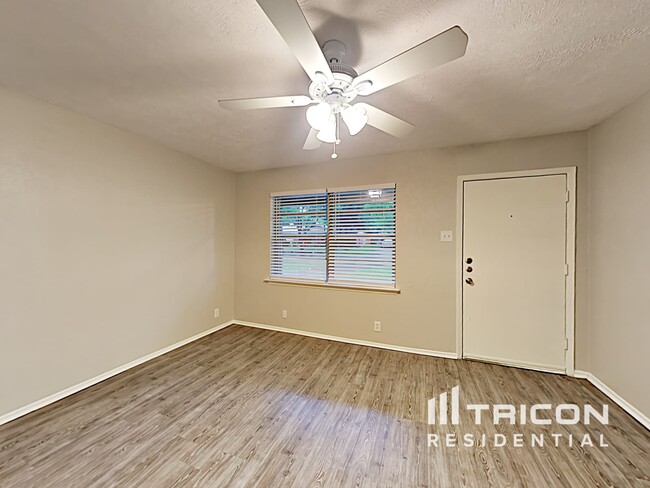 Foto del edificio - 3221 Edgebrook Dr