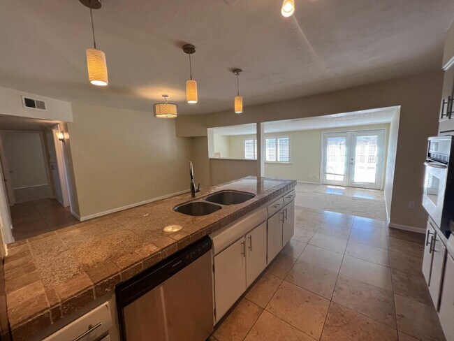 Foto del edificio - 7417 E Cambridge Ave