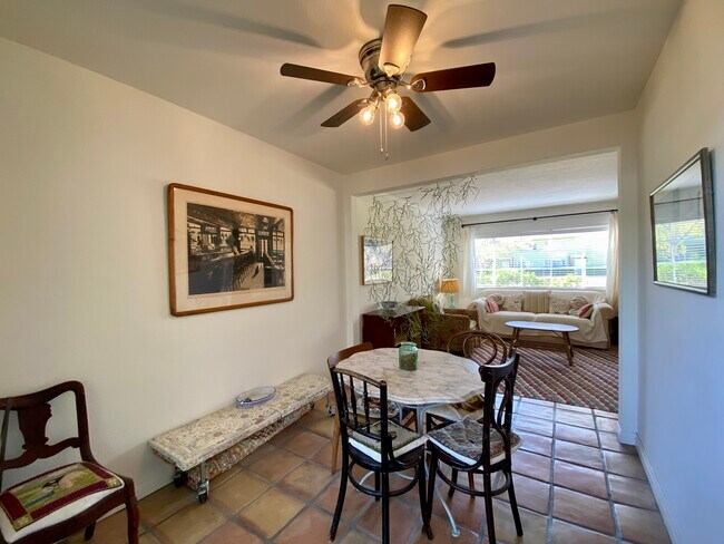 European-style decor - 5288 Village Grn