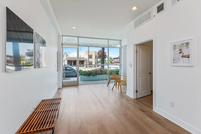 Foto del edificio - 13344 W Washington Blvd