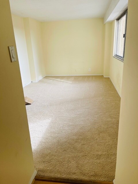 Dormitorio con vestidor y alfombra nueva - 5500 Friendship Blvd