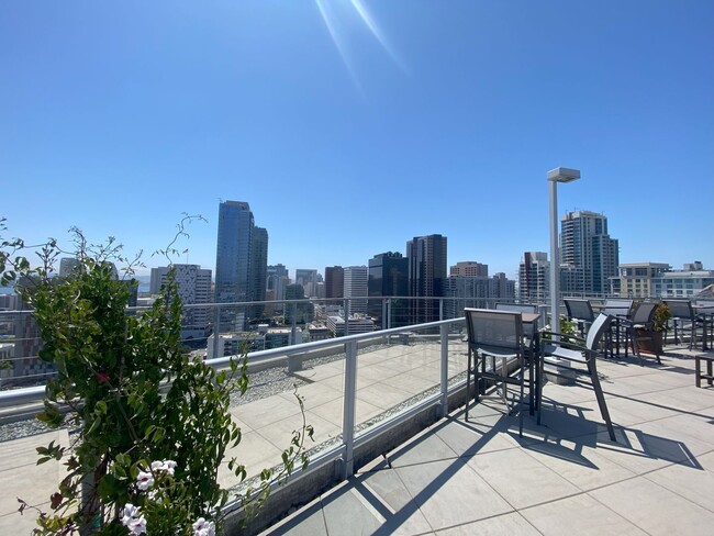 Foto del edificio - ***JUST REDUCED!!!*** Spacious 2 bedroom 2...