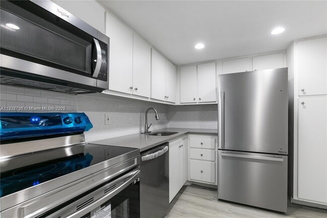 Building Photo - 20505 E Country Club Dr