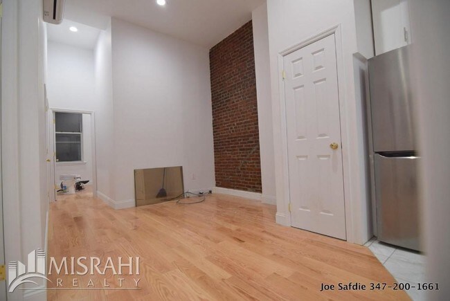 Building Photo - 163 W 71st St