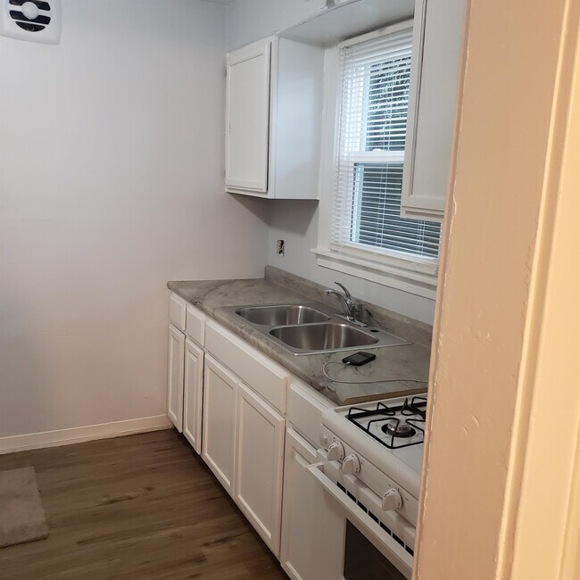 Foto del edificio - 6841 Greismer Ave