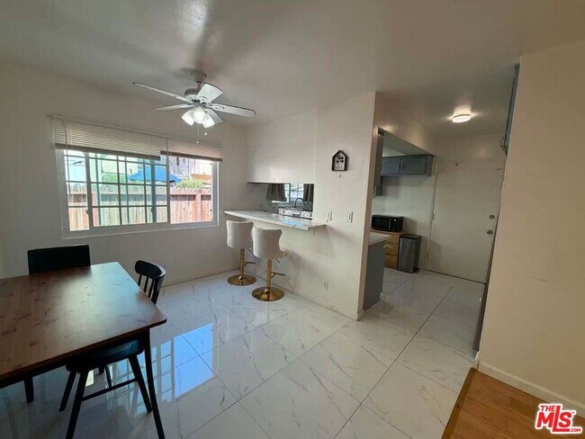 Foto del edificio - 10760 Woodbine St