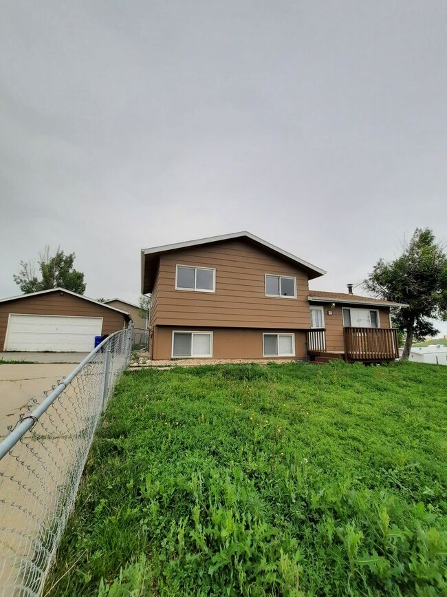 Building Photo - 4 BED | 2 BATH | TRI-LEVEL | DOUBLE GARAGE...