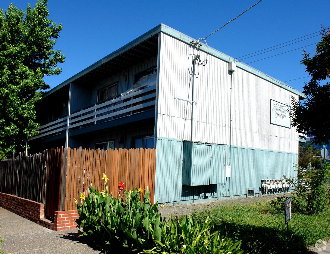 Building Photo - 500 Russell Ave