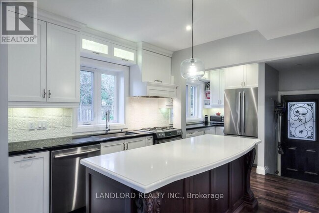 Building Photo - 525 Russell Hill Rd