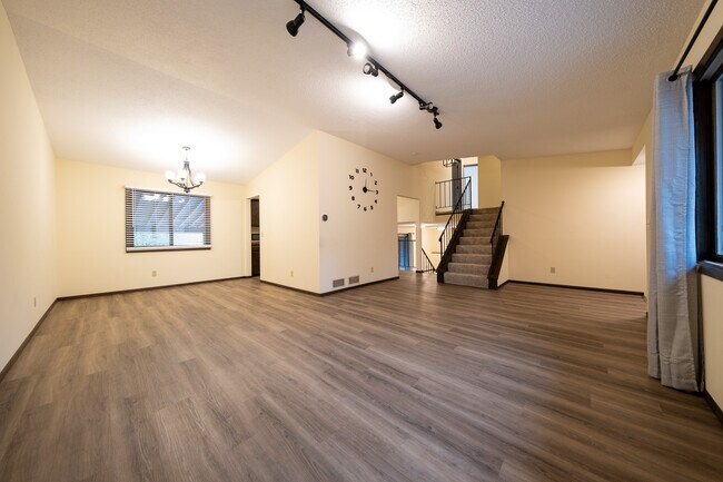 Building Photo - 6900 Woodland Dr