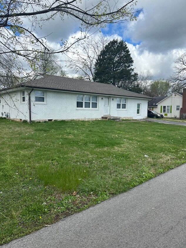 Primary Photo - Single family, 4 bedroom 1.5 bath, great l...