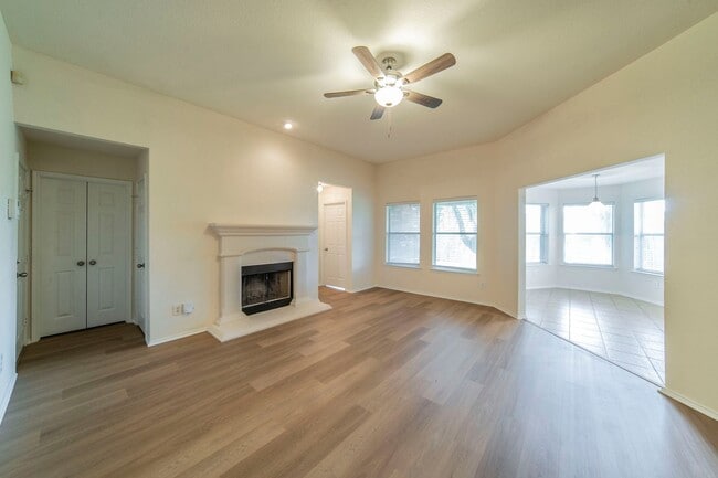 Building Photo - Nearly Updated! Ready for Move-in and Near...