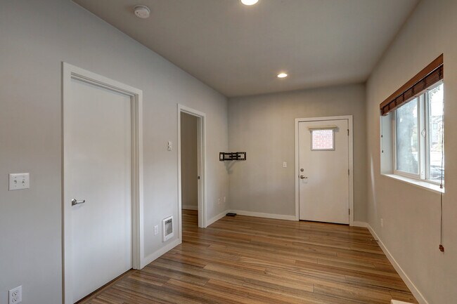 Building Photo - 6408 Phinney Ave N