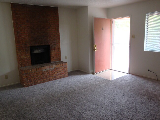Living area w/Fire Place - 315 Dorado Pl SE