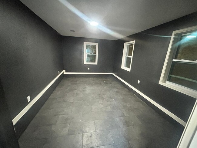 Foto del edificio - 697 N Holmes St