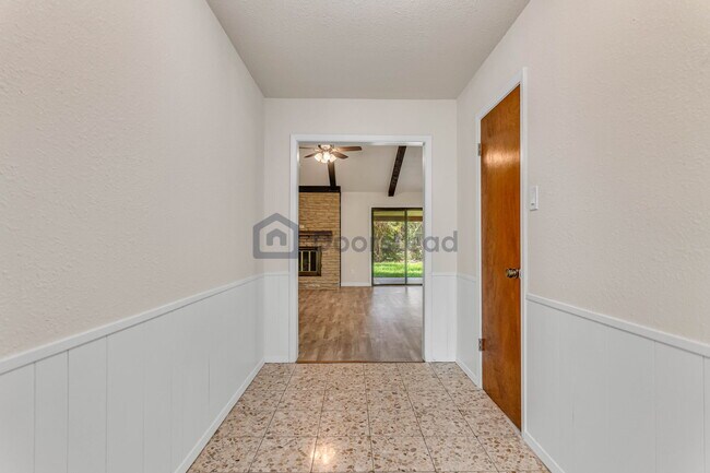 Building Photo - 101 Shady Oak Dr