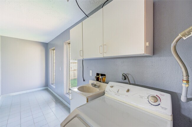 Foto del edificio - 1510 Chestnut Tree Ln