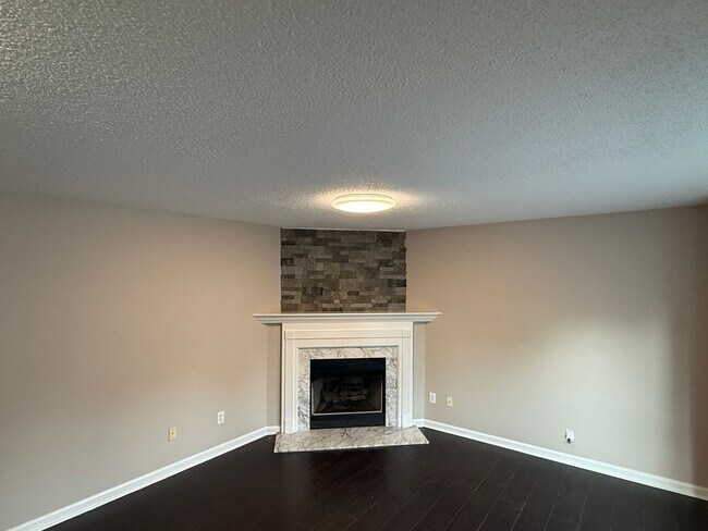 Foto del edificio - 5040 Falling Creek Ln