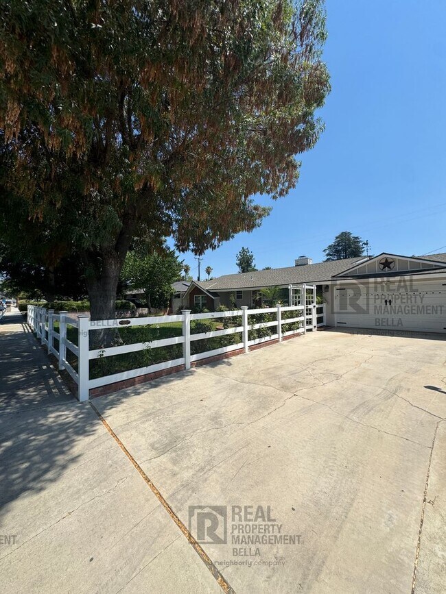 Foto del edificio - 3-Bed, 2-Bath Oasis in Hemet with Sparklin...