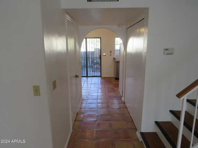 Building Photo - 921 W University Dr