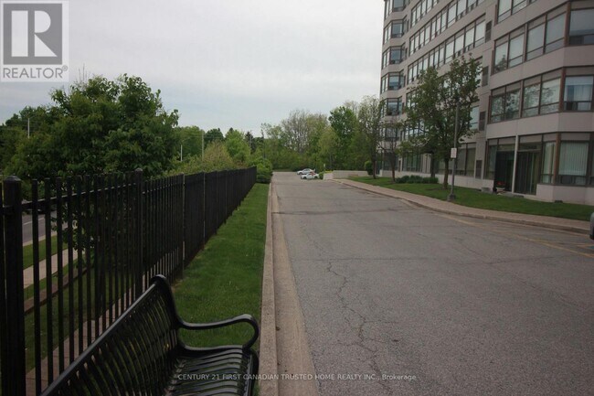 Photo du bâtiment - 521-521 Riverside Dr